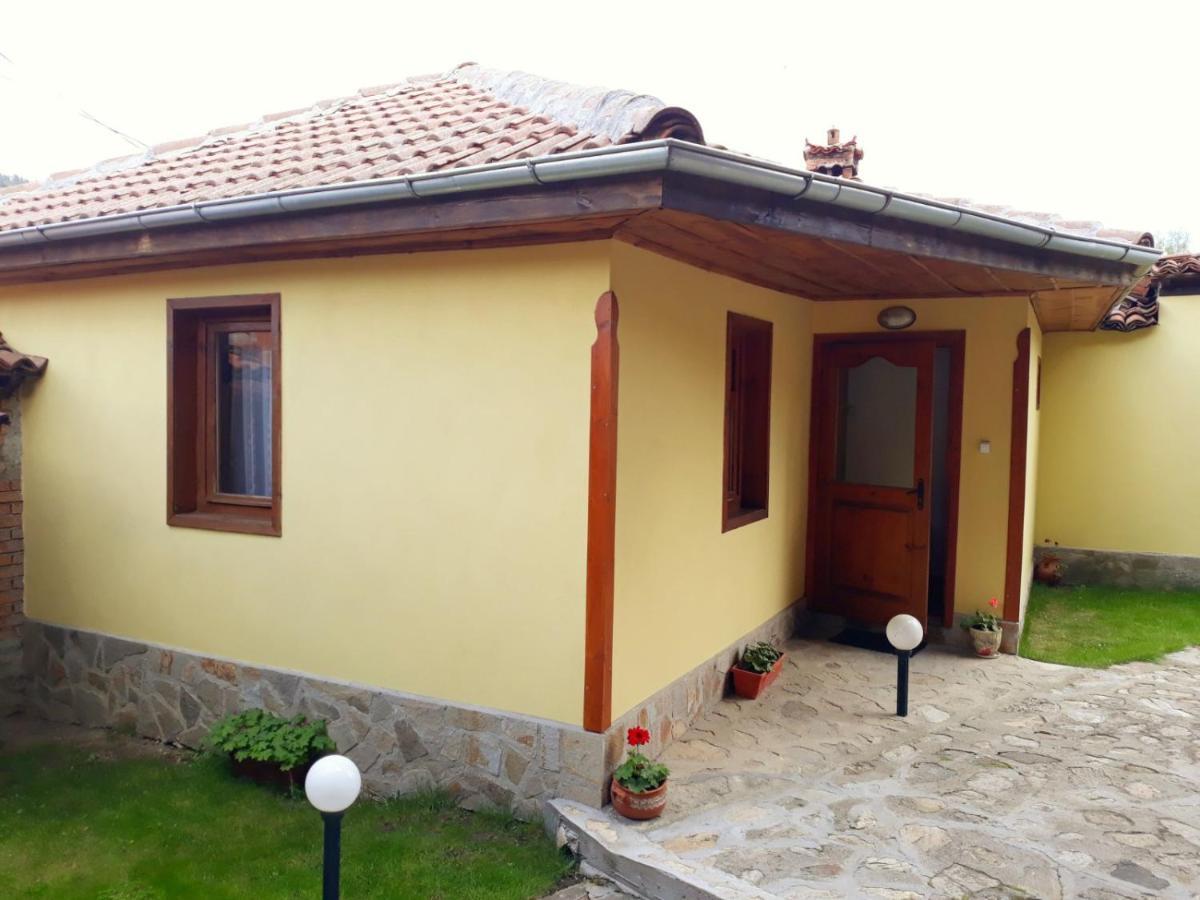 Sarafova Guest House Koprivchtitsa Extérieur photo